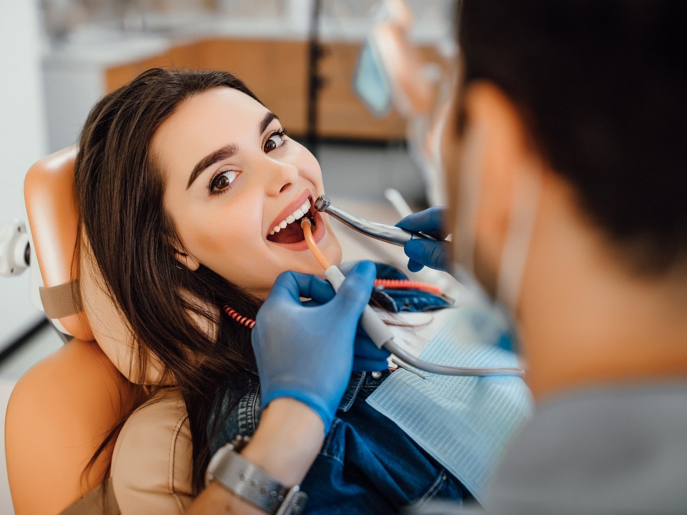 Paziente accolta durante una visita dentistica