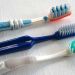 Emergenza spazzolino? Massaggiare i denti con un dito è più efficace